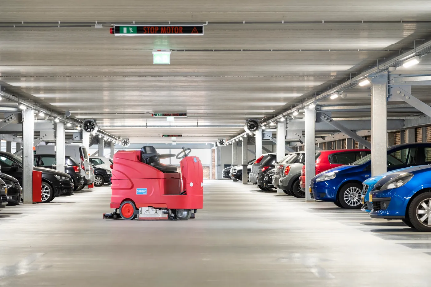 Meijer opzitschrobmachine in een parkeergarage