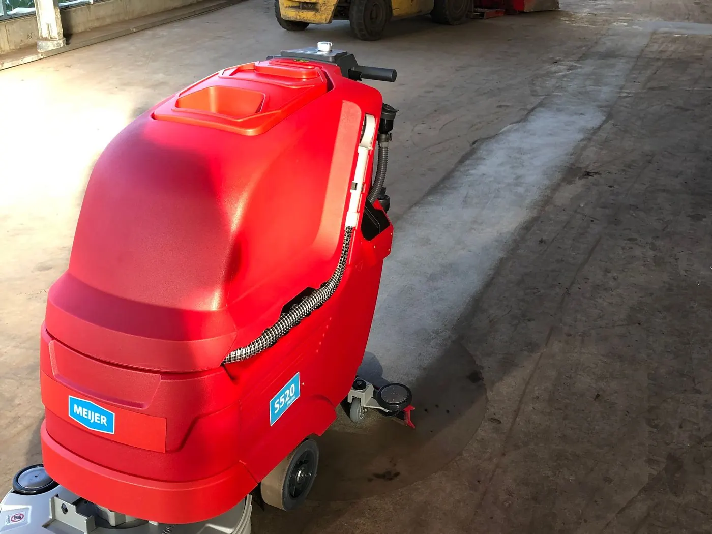 Rode Meijer S520 achterloopschrobmachine, schuin van voren
