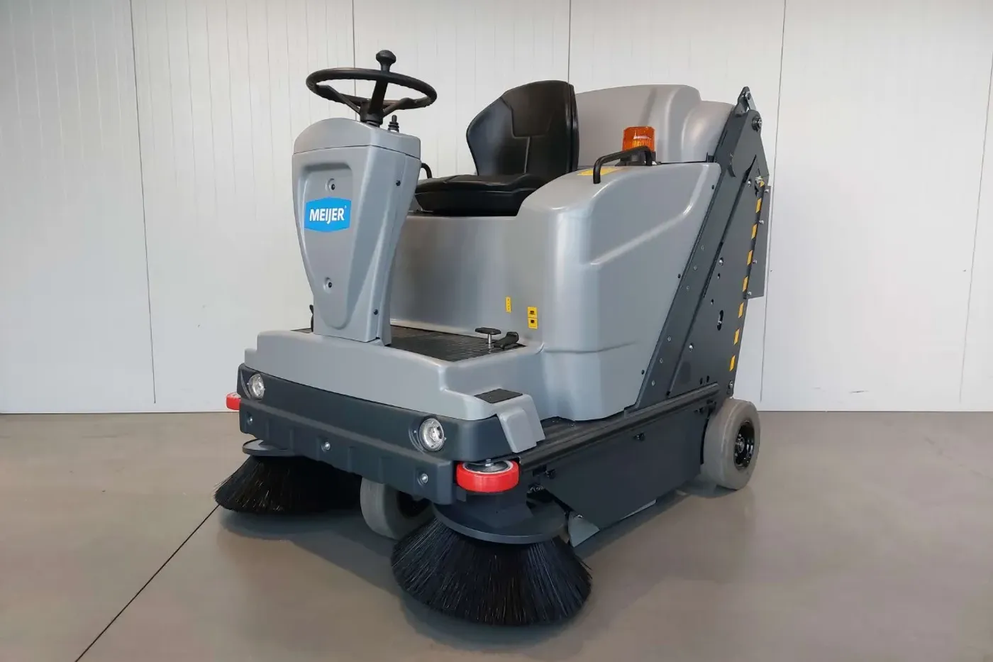 Nieuwe Meijer VR1500HD zitveegmachine tegen een lichte wand