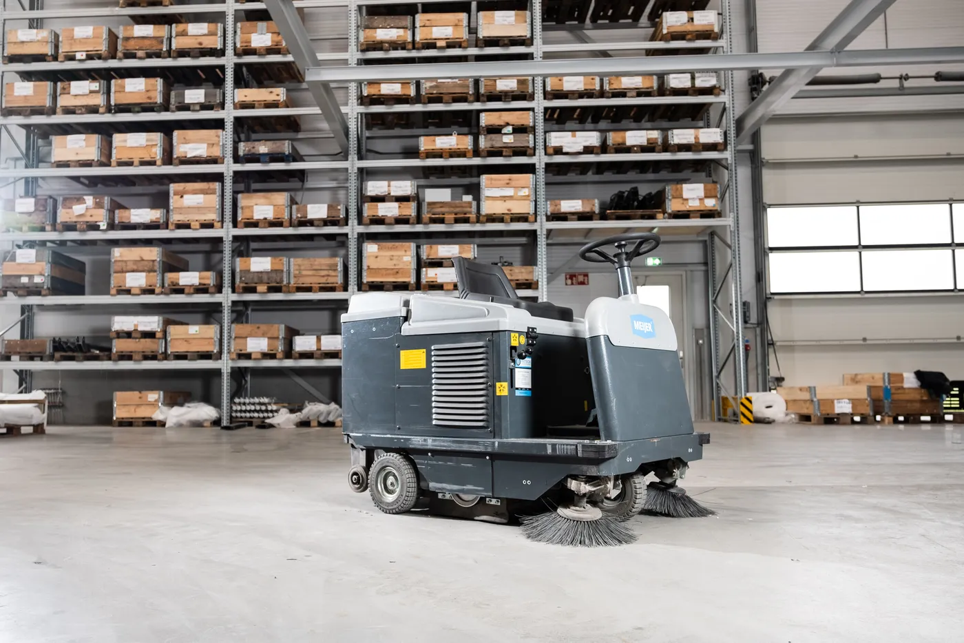 Meijer VR950 zitveegmachine in een magazijn met stellingen vol dozen