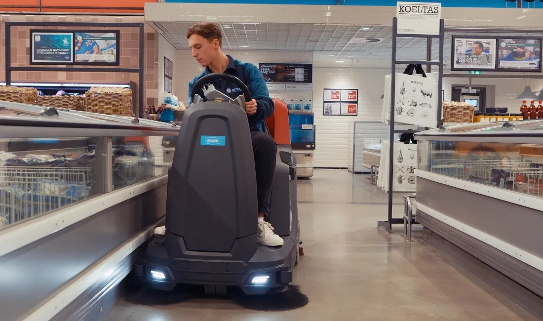 Bestuurder rijdt de Meijer SR750C langs de vrieskisten van een supermarkt
