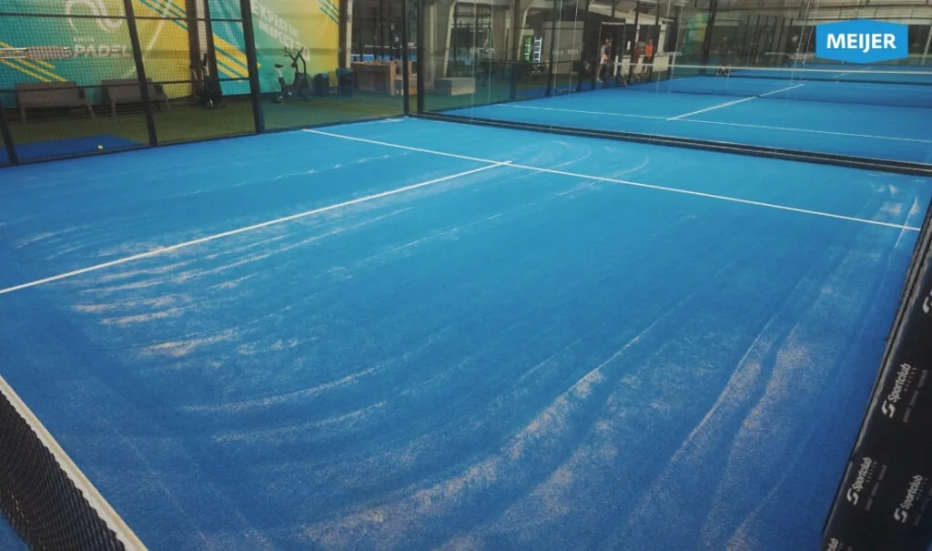 Pista de pádel justo después de barrerla con la Meijer VP70