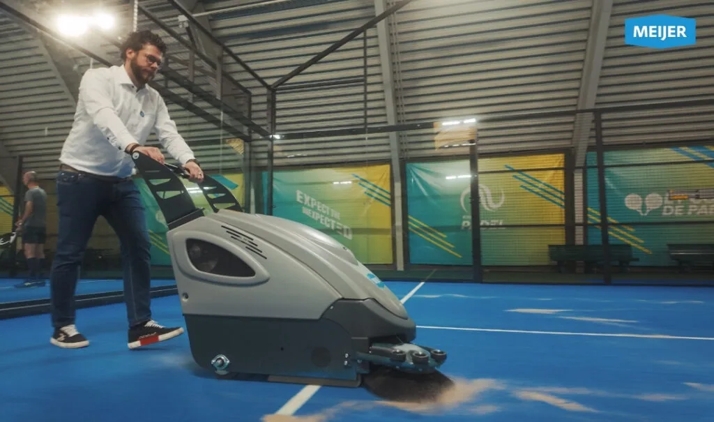 La Meijer VP70 barriendo una pista de pádel