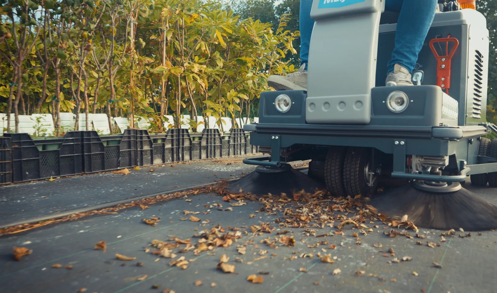 Seitenbesen der Meijer VR950WD+ kehren Laub vom Bändchengewebe