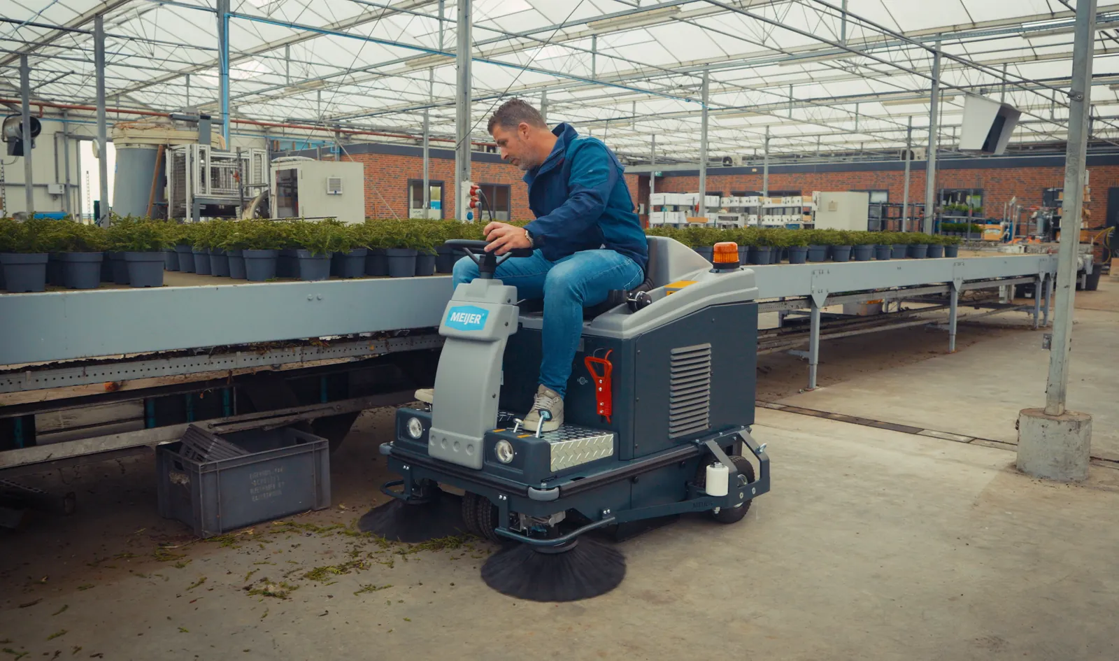Conducteur balayant la serre avec la Meijer VR950WD+