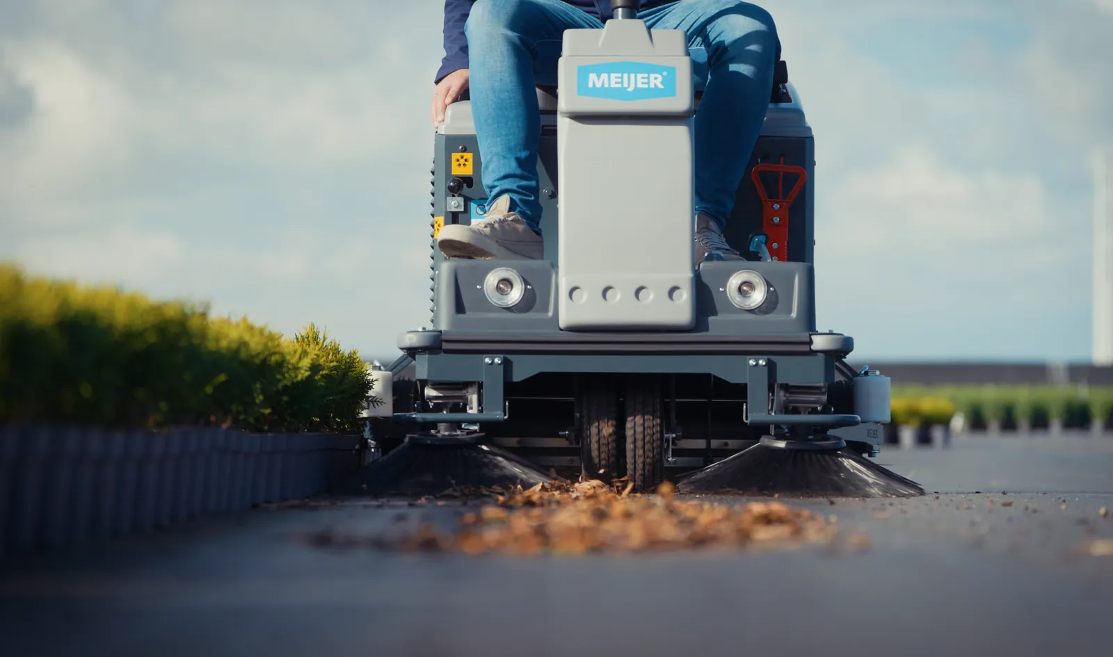 Meijer VR950WD+ avec pneus doubles en mousse balayant les feuilles sur la toile hors-sol