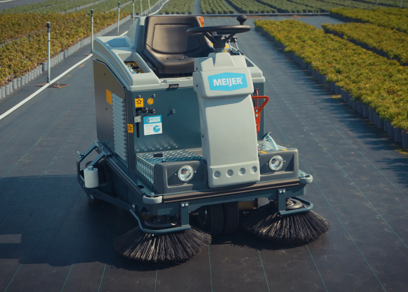 Meijer VR950WD+ op worteldoek tussen de teeltlijnen
