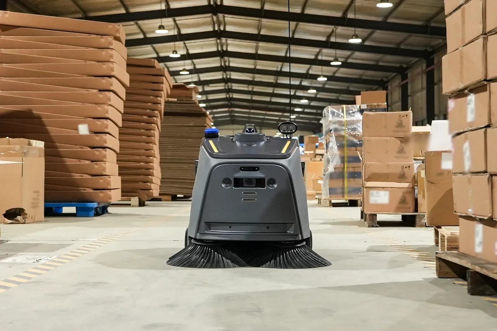 Beetle in een magazijnhal tussen stapels karton en pallets, met de zijborstels uitgespreid