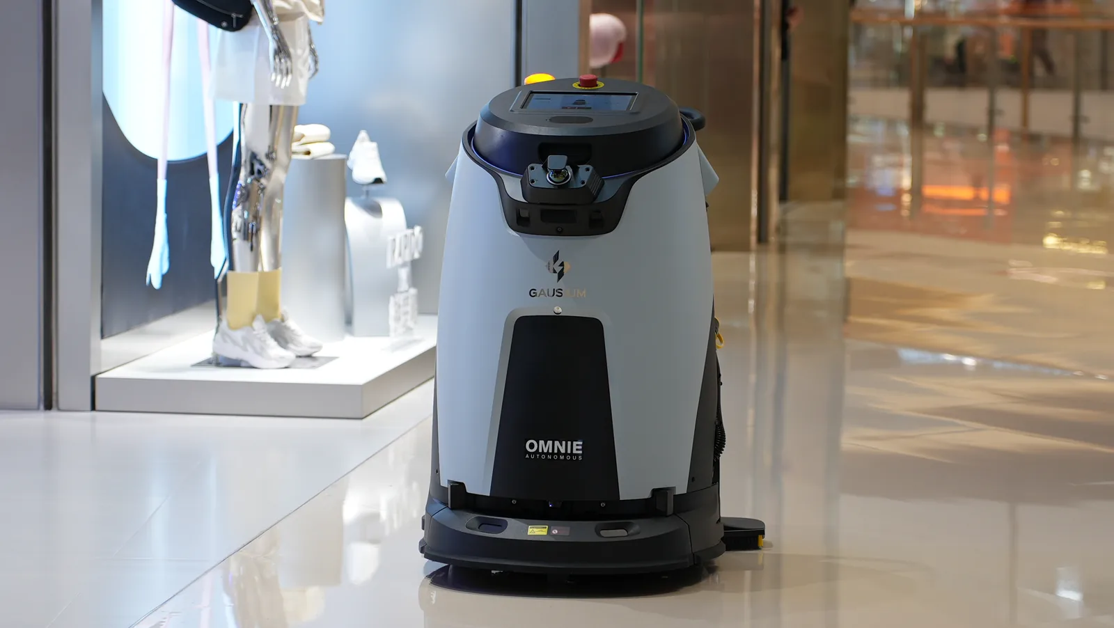 Omnie reinigingsrobot op een glanzende winkelvloer