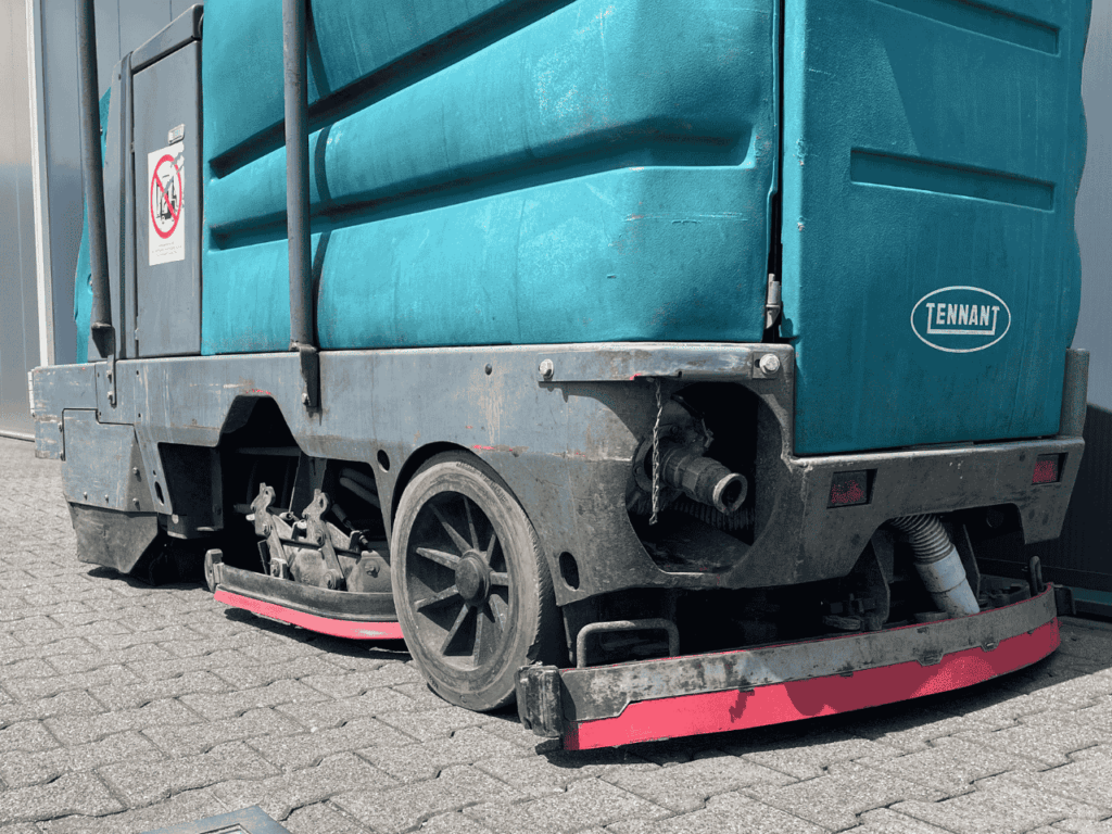 Tennant - T8300 scrubber