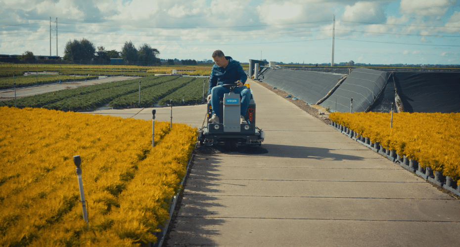 VR950WD+ outdoor yard sweeping