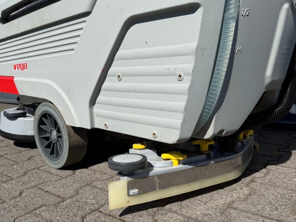 Comac Vega 65 BT - scrubber