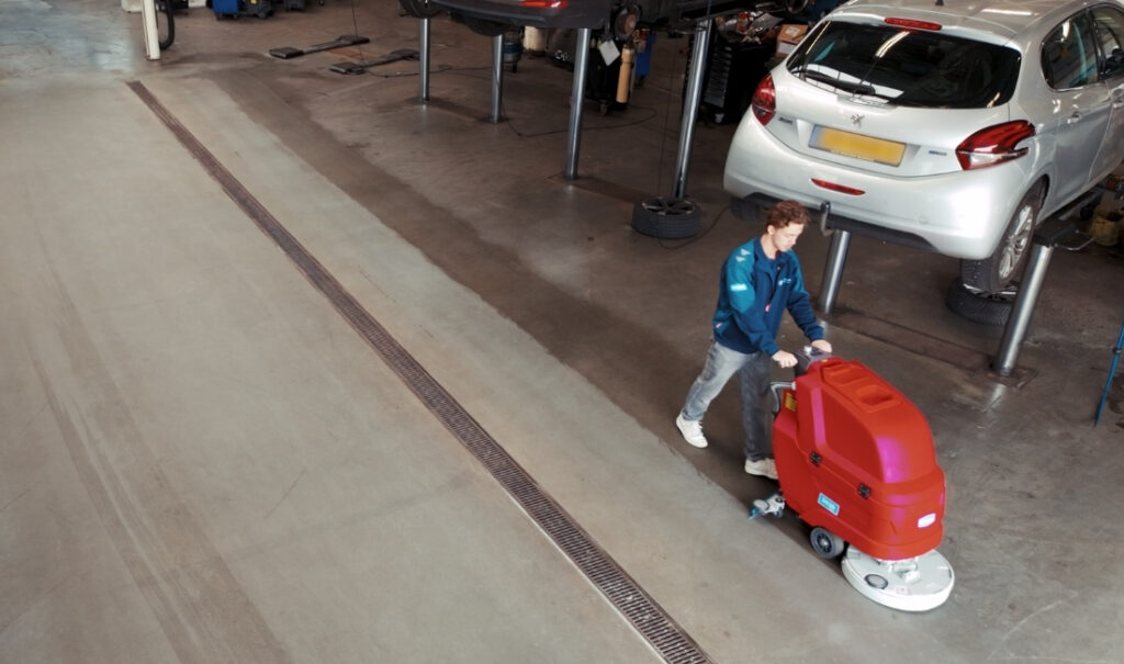 Monteur rijdt met de Meijer S520BT door een schone werkplaats