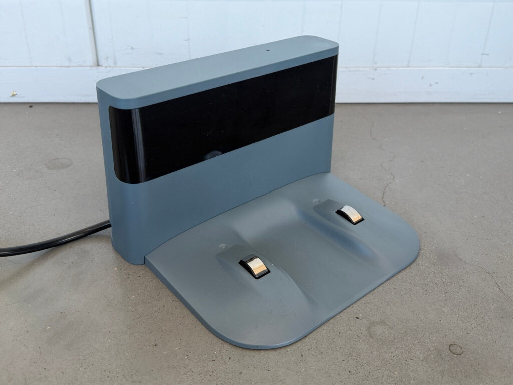 i-team Co Botic 1900 robot docking station